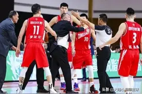 裁判啊裁判，请你把赛场还给球员好吗？图片