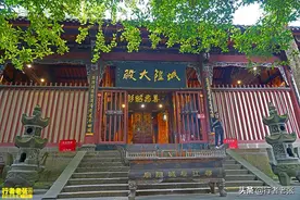 都江堰不仅是一项伟大的水利工程，还拥有历史悠久的古建筑群图片