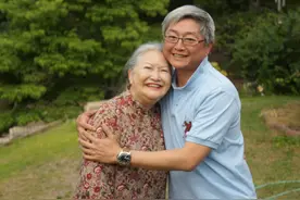 台湾艺人83岁母亲美国病逝靠视频见最后一面，寄骨灰罐尽最后孝道图片
