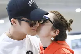 姜潮与爱妻麦迪娜现身，机场搂肩牵手亲吻，狂撒狗粮惹得满屏酸图片
