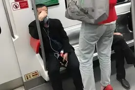 高跟鞋大型翻车现场图片