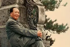 毛主席看到与母亲的合影，激动地用土话问道：咯是从哪里拱出来的图片