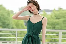 女生夏季穿吊带，内衣露出来太尴尬了吧！别怕，我有办法！图片