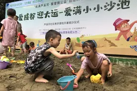 党员带头居民自治 成都一小区自建沙池孩子乐开怀图片