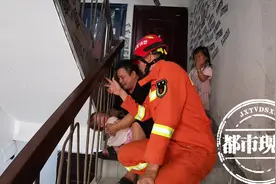 女童脑袋被卡楼梯栏杆！家长被急坏，救援时她却淡定睡着了图片