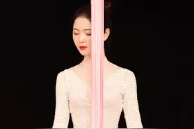 这是什么神仙空中瑜伽体式，力与柔的结合图片