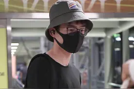 强烈对比！宋祖儿杨幂戴口罩显脸小，靳东雷佳音口罩像儿童版！图片