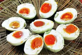 一个咸鸭蛋的含盐量为多少？营养师为你分析常见食品含盐量图片