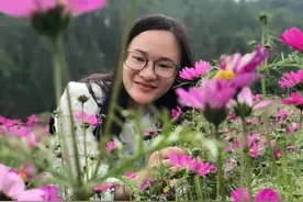 2021年6月，梁小霞的母亲揭开女儿的雕像，她双手久久不愿放下图片