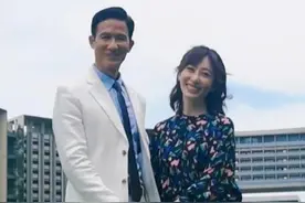 香港第一反派李子雄秀恩爱！小23岁娇妻肤白貌美，两人紧贴好亲密图片