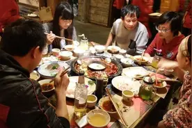 保安睡着公司被盗，老板没发火还请同事吃饭，三杯敬酒词让人感动图片