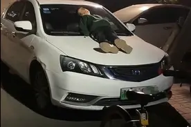 天津一男孩衣着单薄夜宿路边车顶，警方已找到孩子，妇联跟进处理图片