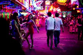 曼谷最繁华11个街区，到处熙熙攘攘，霓虹闪亮，你值得去逛逛图片