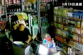 七旬老人半夜被吓跌入沙发，只想喝口水图片
