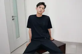 李现穿圆领T充满日系男友感，简约穿搭依然让人心动图片
