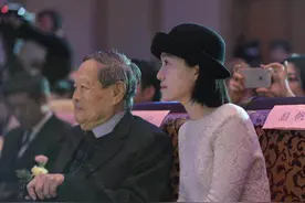 杨振宁和翁帆携手17年，如果杨老过世，那她会分得多少遗产？图片