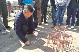 50岁大叔60根筷子搭出古代四梁八柱结构“梅花楼”，不用胶不用钉图片