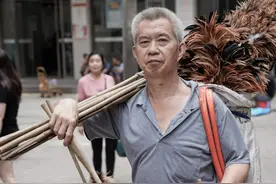 四川达州：小镇街拍 卖鸡毛掸子和小玩意的手艺人图片