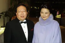 62岁胡慧中苦等三年盼到丈夫何志平出狱，为救夫卖楼套现四处求情图片