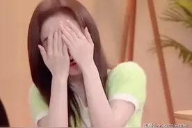 鞠婧祎上综艺多不自在？想笑却不敢笑，捂脸也尽量避开五官！图片