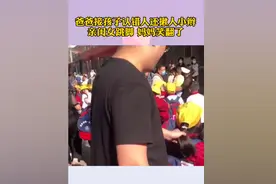 爸爸放学认错女儿，揪错“小辫子”后爸爸涨红脸，妈妈笑出猪叫声图片
