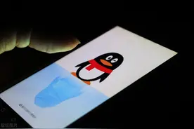 当中年人被微信绑架，年轻人在QQ放飞自我图片