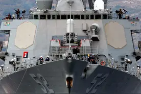 事故军舰南海虚晃一枪，巴里号悍然穿越台湾海峡，东部战区发出警告图片