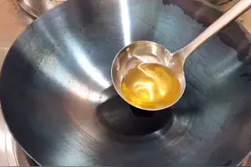 新锅最忌直接用，大厨教你正确开锅，新锅寿命长，炒菜不粘更省油图片