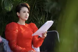 张蕾身材真不是吹的，一袭红色泡泡袖连衣裙，身材比例太完美图片