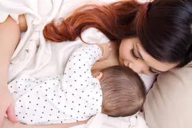 宝妈注意：产后想要奶水充足，不要盲目喝下奶汤，要注意3个事项图片