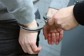女孩服刑前将手机交男友保管，出狱后傻眼：30多万元被转走，自己还背上了贷款图片