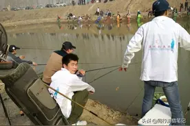 用蚯蚓都能钓到草鱼的关系鱼塘，如果再给我一次机会，我选择不去图片