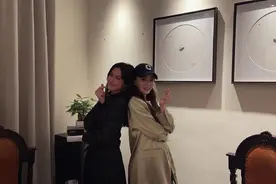 “玉梦”合体了！文咏珊徐璐三年后再同框，两人对镜微笑状态超好图片