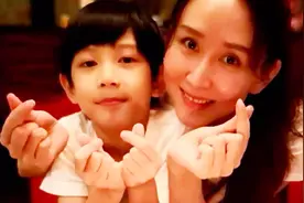 胡静40岁生日晒照如少女！9岁儿子出镜像极了妈妈视频封面