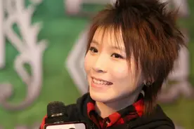 李宇春同届，被“超女之母”夏青视为亲女儿的黄雅莉现在怎么样了图片