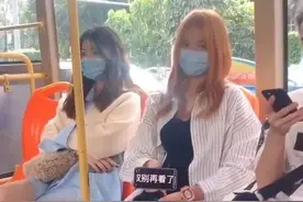 广东一男子坐公交看到美女眼睛都直了，美女：大叔别看了，你不配图片