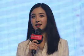 唱《酸酸甜甜就是我》张含韵如今已长成温柔可爱的美女了图片