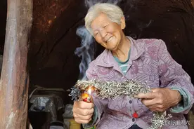 农民大爷上山割下“神仙草”，点燃防蚊虫能保10小时，看是啥图片