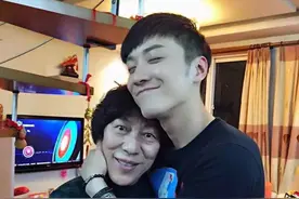 痛失爱子四年，乔任梁母亲带货被骂：人都没了，还消费他赚钱图片