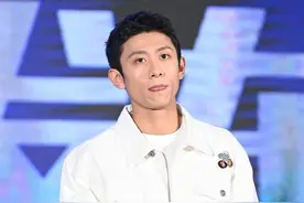 张一山新剧官宣，穿牛仔装超帅气，粉色袜子抢镜，女主是当红小花图片