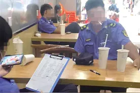 海南陵水执法人员上班喝茶打游戏，居民：天天如此图片