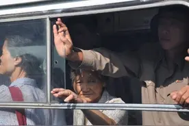 朝鲜观察，街头公交车很拥挤，厨师大多是女性图片