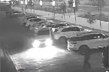 无证女子热心挪车出事故，驾驶员竟直接驶离图片