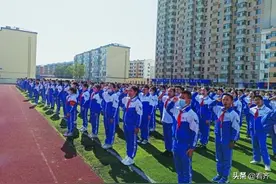 齐齐哈尔：“神兽”出笼拥抱新学期图片