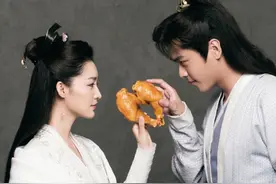 "李避嫌"翻车了？曾婉拒肖战搂脖子，如今却挽上已婚张若昀图片