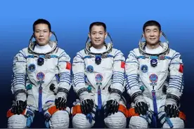 中共中央、国务院、中央军委决定，给聂海胜、刘伯明、汤洪波颁发航天功勋奖章图片