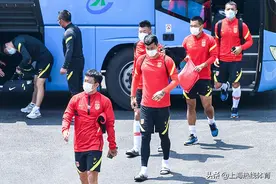 无惧酷热！国足抵达集训场地红T恤白口罩纪律严明图片