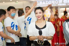 《我不是黄蓉》42岁王蓉沈阳捞金 白色露脐装黑皮裙遭粉丝熊抱图片