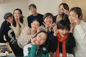 大S离婚后玩疯了，穿薄纱上衣紧搂异性不避嫌，双眼无神暴露伤感图片