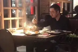 蒋凡出轨被罚后首现身，独自带娃落寞吃火锅，张大奕近照不受影响图片